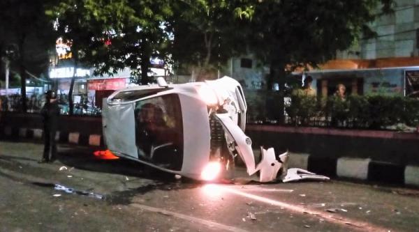 Kecelakaan Hari Ini di Kota Semarang, Mobil Vios Berisi Satu Keluarga Terguling dan Hancur