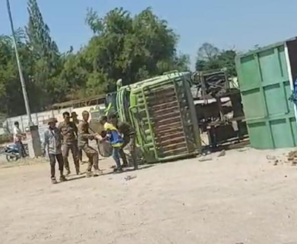 Dump Truck Terguling di Halaman RSUD Ar Rozi Kota Probolinggo, Anak Sopir Nyaris Jadi Korban