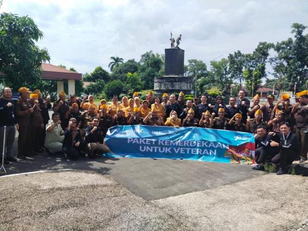 BSI Maslahat dan BSI Berbagi Kado Kemerdekaan Bersama Legiun Veteran Medan