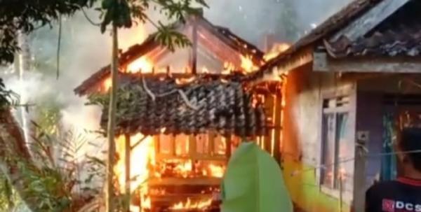 Ditinggal Mengambil Handuk, Dua Rumah Milik Ibu dan Anak di Karangnunggal Tasikmalaya Terbakar
