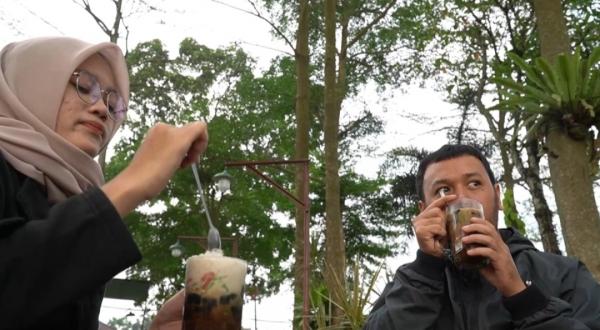 Menikmati Segarnya Es Campur Medan di Tengah Taman Bunga, Pelepas Dahaga di Siang Hari