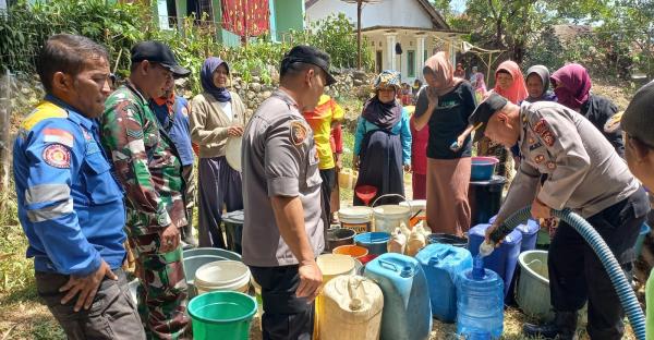 Akibat Kemarau Panjang Warga di Pendeuy, Garut Mendapat Bantuan Air Bersih