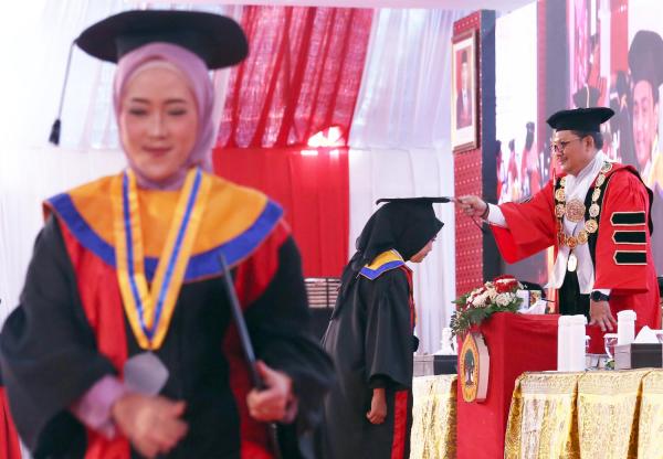 Wisuda Untag Surabaya 2023