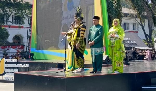 Tampil Nyentrik, Ridwan Kamil Pakai Kostum Capung saat Karnaval WJF 2023