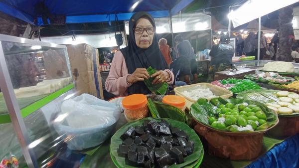 Mencoba Jajanan Pasar dari Abu Daun Pisang di Perayaan Hari Jadi Kota Probolinggo, Enak Loh !