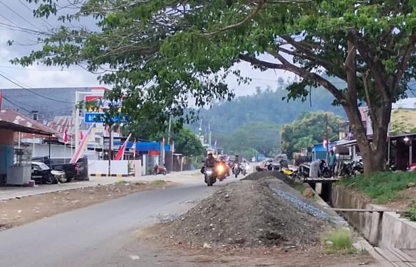 Material Proyek Tutup Bahu Jalan, Dishub  Raja Ampat Diminta Tertibkan