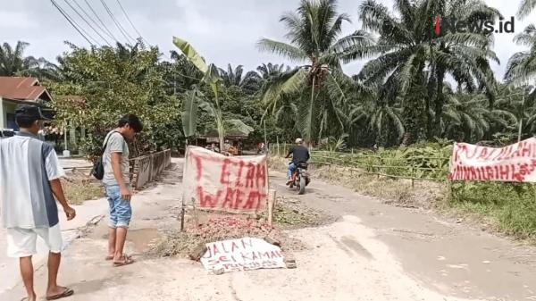 Kesal Jalan Rusak Tak Kunjung Diperbaiki, Warga di Asahan Sumut Bangun Kuburan di Tengah Jalan