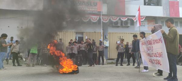 Aliansi Peduli Demokrasi Desak Ketua Bawaslu Sulbar Mundur dari Jabatannya