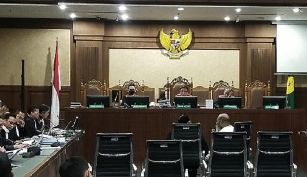 Banting Microphone, Gubernur Nonaktif Papua Lukas Enembe Mengamuk di Ruang Sidang