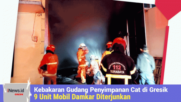 Kebakaran Gudang Penyimpanan Cat di Gresik, 9 Unit Mobil Damkar Diterjunkan
