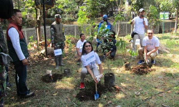 Peduli Lingkungan, Indodax Bersama Ayobantu dan Filantra Bersihkan Sungai-Tanam Pohon