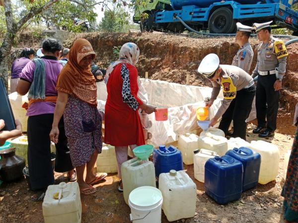 Krisis AIr Bersih di Banjarnegara Terus Meluas, Satlantas Distribusikan Bantuan