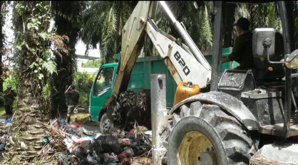 DLHK Bersihkan Sampah Yang Sudah Lama Menumpuk