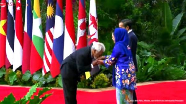 Tiba di KTT ASEAN PM Timor Leste Xanana Gusmao Cium Tangan Iriana Jokowi