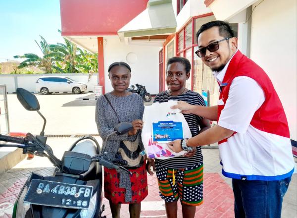 Harpelnas di Merauke, Pertamina bagi Souvenir untuk Pengendara yang Mengisi BBM di SPBU