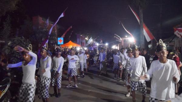 Berkostum Ala Gatot Koco dan Khas Bali, Tim Desa Roto Pukau Pengunjung Karnaval di Krucil