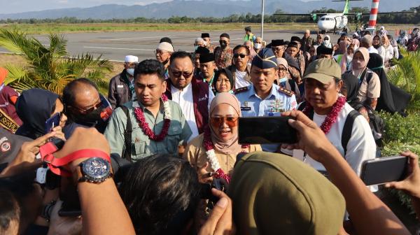 Bupati Cantik dan Jemaah Umrah dari Bandara JB Soedirman Purbalingga Tiba dengan Selamat