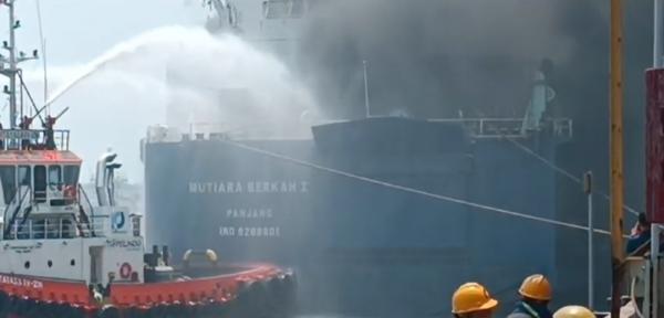 Kapal Ferry Terbakar di Pelabuhan Indah Kiat,  Basarnas Banten Berjibaku Evakuasi Penumpang