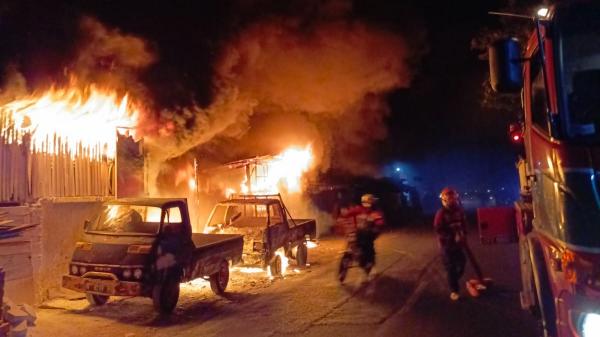 Toko Bangunan di Kota Probolinggo Ludes Terbakar