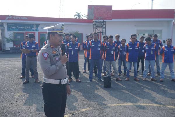 Tekan Kecelakaan, Satlantas Polresta Cilacap Gelar Safety Driving Kepada Awak Mobil Tangki