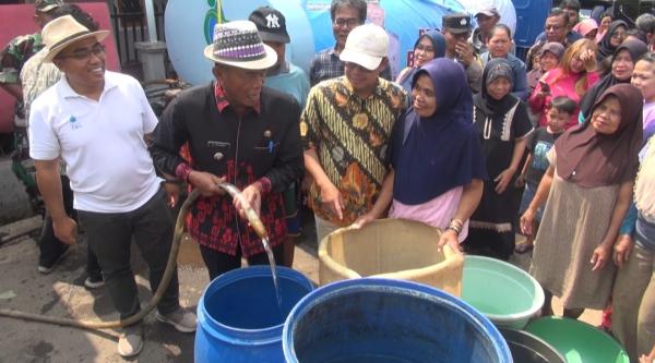 Gandeng PDAM, Bupati Subang Bagikan 16.000 Liter Air Bersih ke Warga Kampung Cigintung
