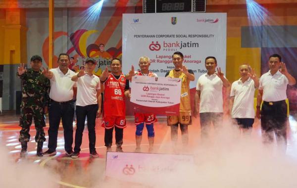 Tingkatkan Minat Olahraga Generasi Muda, Bank Jatim Serahkan CSR Lapangan Basket Ke Pemkab Tuban