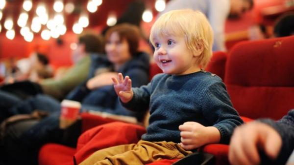 Anak di Bawah Usia 3 Tahun Dilarang Dibawa ke Bioskop, Ini Alasannya