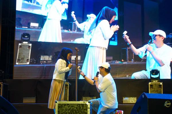 Heboh, Aksi Bacaleg Perindo Lamar Kekasih di Panggung Konser Musik