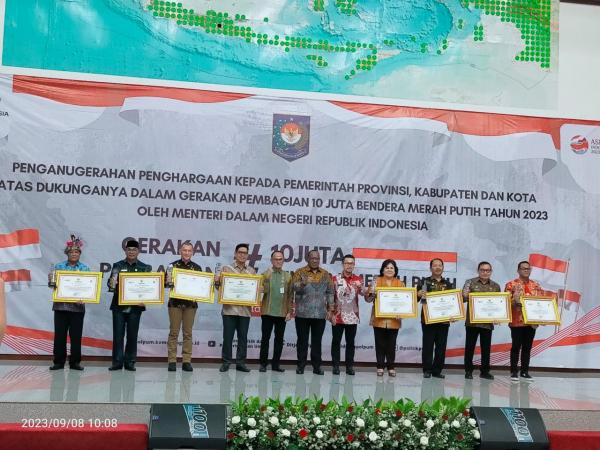 Bagikan 10 Juta Bendera Merah Putih, Purbalingga Raih Penghargaan dari Mendagri