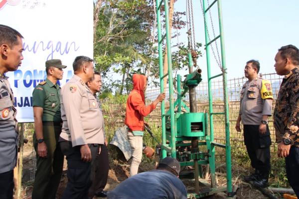 Batu Atasi Kekeringan, Polres Banjarnegara Beri Bantuan Pompa Air