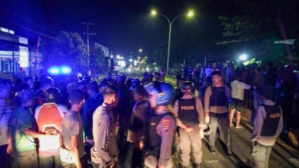 Breaking News! Kota Sorong Tegang, Warga Sorpus Blokade Jalan Utama