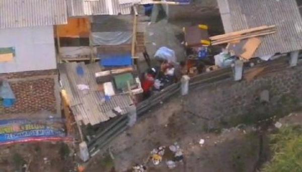 Petugas Buru Warga Cimahi yang Buang Sampah ke Sungai Citopeng, Penjara dan Denda Menanti