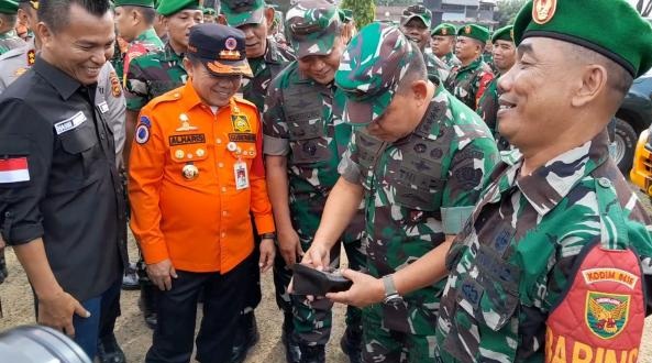 Momen KASAD Jenderal TNI Dudung Abdurachman Cek Dompet Babinsa, Langsung Dikasih Rp100 Juta
