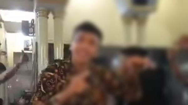 Viral, Sekelompok Pemuda Jogedan Sambil Diduga Pesta Miras di Halaman Masjid Karanganyar