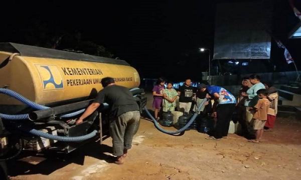 Alami Krisis Akibat Kemarau, BPBD Sumedang Kirim 5.000 Liter Air Bersih di Desa Cipeundeuy