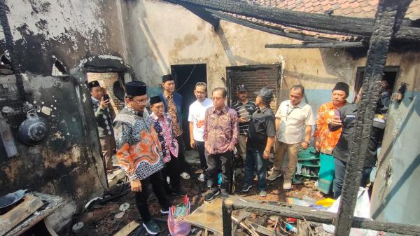 Ketika Bupati Ahmad Muhdlor Sambangi Rumah Korban Kebakaran di Desa Sepande Sidoarjo