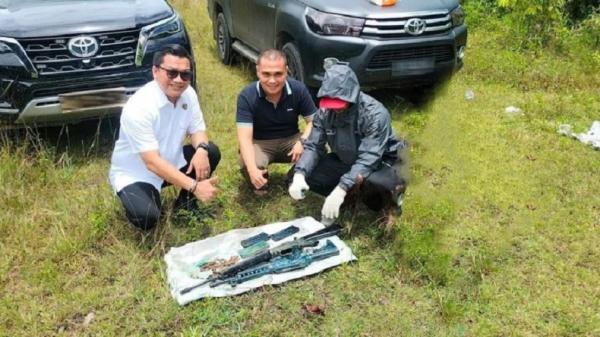 Tokoh Masyarakat Pidie Serahkan 2 Pucuk Senpi Laras Panjang Jenis M-16 Sisa Konflik Aceh ke Polisi