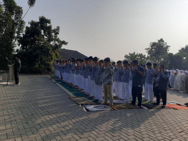 190 Siswa-siswi Darul Hikam Secondary Lembang Laksanakan Sholat Istisqa