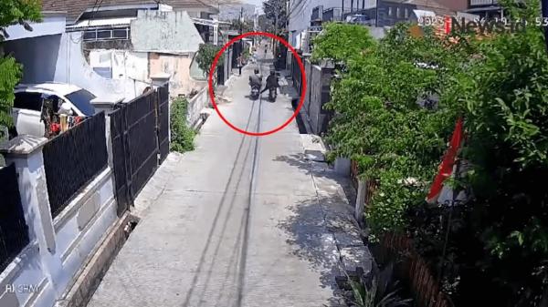 Terekam CCTV, Emak-Emak Berhasil Gagalkan Aksi Pencurian Motor di Koja Jakut
