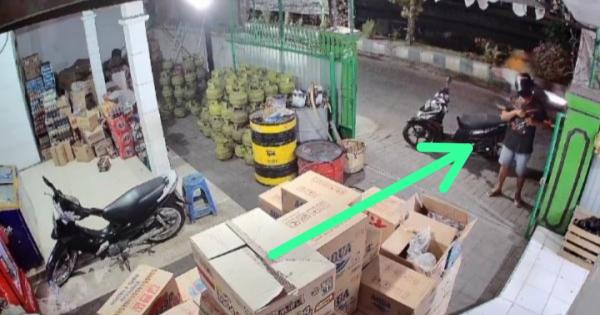 Pura-pura Belanja, Pria Ini Nekat Curi Sekarung Beras, Aksinya Terekam CCTV