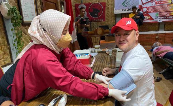 Kris Tjantra Ikut Donor Darah yang Digelar Satrel Ganjarist Kabupaten Tangerang