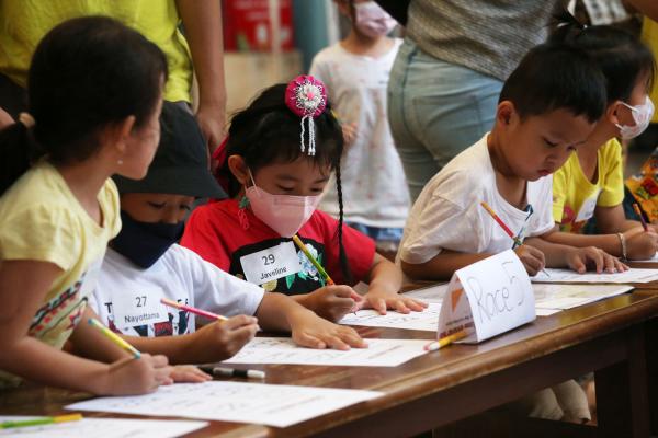 Serunya Math Race dan Mandarin Singing Competition di Surabaya Montessori School