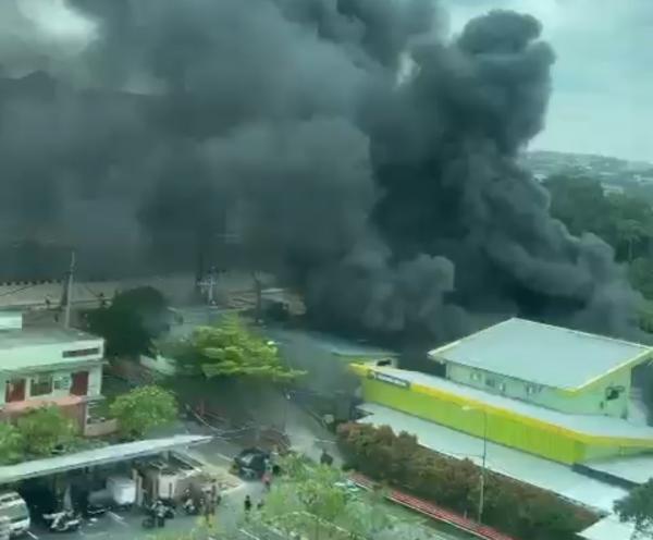Breaking News: Gudang Induk Rumah Sakit Kanujoso Balikpapan Terbakar