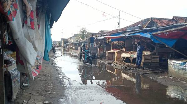 Kerap Banjir, Pemda  Pandeglang Pastikan Revitalisasi Saluran Drainase Pasar Labuan