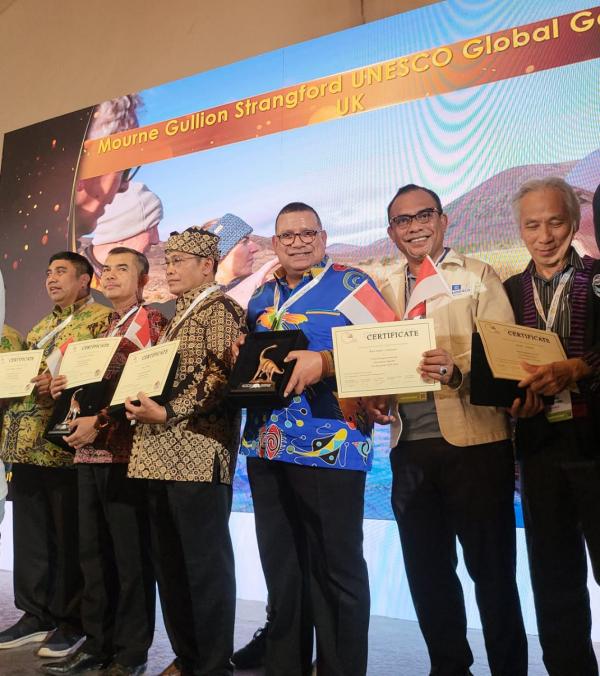Bangga, Raja Ampat Terima Penghargaan Sertifikat UNESCO Global Geopark