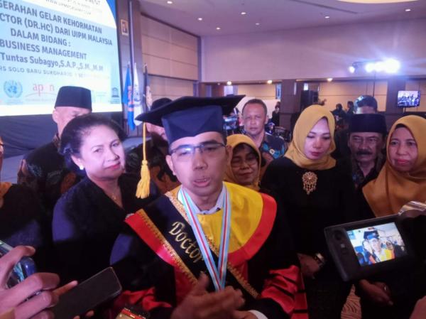Ketua Umum Ormas Tikus Pithi Hananta Baris Dianugrahi Gelar Doktor HC dari Universitas Malaysia 