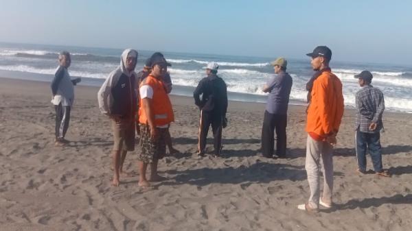Menjala Ikan di Pantai Cikole Cianjur, Nelayan asal Sukabumi Hilang Terseret Arus 