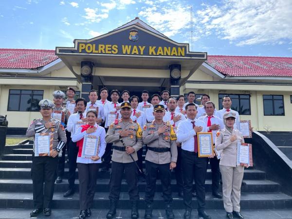 Mantap! 22 Personel Berprestasi Dapatkan Penghargaan dari Kapolres Way Kanan