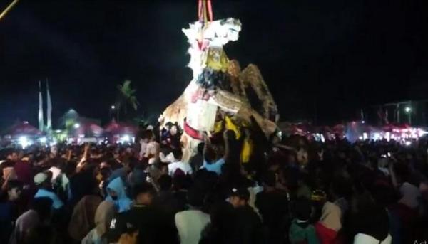 Ribuan Warga Lumajang Rebutan Gunungan Tahu Setinggi 6 Meter Berbentuk Kuda, Berlangsung Meriah!