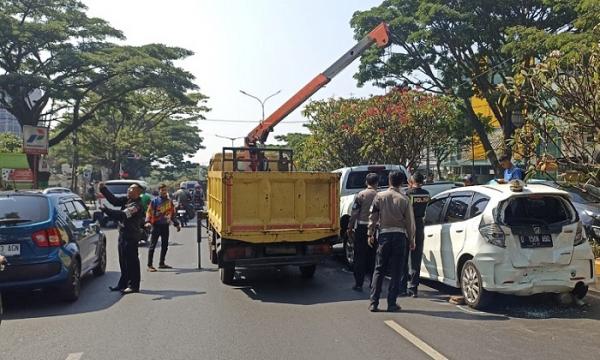 Akibat Rem Mendadak, Tiga Mobil Tabrakan Beruntun di Pasteur Bandung
